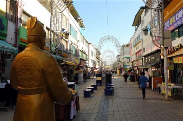 여주시 세종로14번길 24-1에 위치한 경기도 3대 전통시장 중 하나인 ‘여주 한글 시장’의 모습. 시장 곳곳에는 세종대왕 동상과 어린 시절을 보여주는 조형물들이 자리하고 있다.