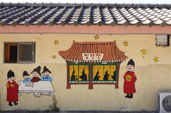 여주시 세종로14번길 24-1에 위치한 경기도 3대 전통시장 중 하나인 ‘여주 한글 시장’. 시장 3구역의 양쪽 골목에 들어서면 다양한 벽화들이 관광객을 맞는다.