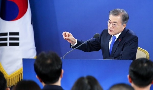 문재인 대통령이 10일 오전 청와대 영빈관에서 열린 내외신 출입 기자들을 대상으로 한 신년 기자회견에서 기자들의 질문에 답하고 있다. 연합뉴스