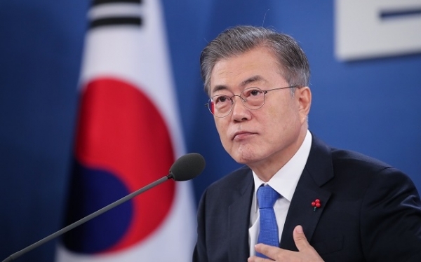 문재인 대통령이 10일 오전 청와대 영빈관에서 열린 2019년 신년 기자회견에서 경제 분야 질문에 답하고 있다. 연합뉴스