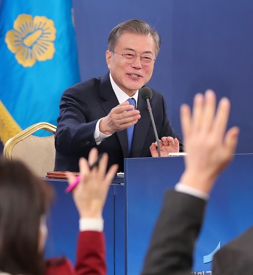 문재인 대통령이 10일 오전 청와대 영빈관에서 열린 2019년 신년 기자회견에서 취재진이 질문권을 얻기 위해 서로 손을 들자 미소짓고 있다. 연합뉴스