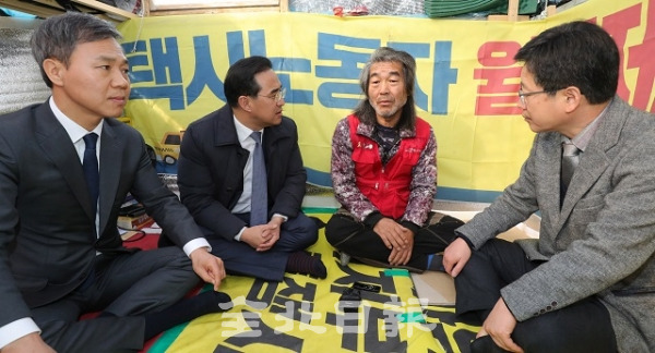 11일 더불어민주당 을지키기 민생실천위원회 박홍근 위원장(왼쪽 두번째)이 전주시청 앞에 설치된 택시 고공농성장을 방문해 김승수 전주시장, 안호영 더불어민주당 전북도당위원장, 김재주 민주노총 택시노조 전북지회장과 함께 간담회를 하고 있다. 전북사진기자단