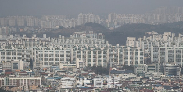 최악의 미세먼지와 초미세먼지를 보인 13일 미세먼지로 인해 전주시의 하늘이 뿌옇게 변해 있다. 조현욱 기자