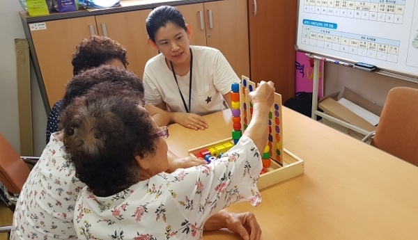 치매안심센터에서 검진을 받고 있는 노인들.