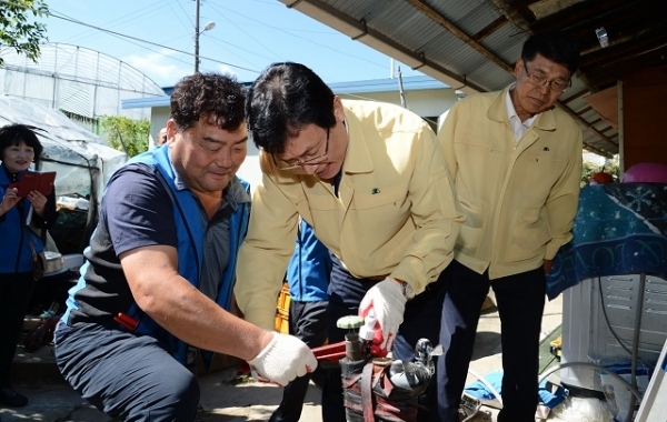 120민원봉사대와  봉사활동을 하고 있는 이환주 시장.