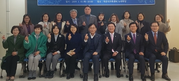 행정자치위원회가 의정활동을 마친 후 기념촬영을 하는 모습.