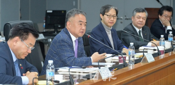 국민연금공단 본부에서 열린 혁신도시 공공기관장 정책포럼에서 송재호 국가균형발전위원장이 '국가 균형발전의 비전과 전략'을 주제로 이야기 하고 있다. 박형민 기자