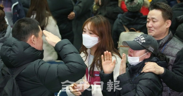 15일 임실군 육군 35사단에서 실시된 2019년 첫 신병 입소식에서 한 입대 장병이 가족들에게 힘찬 경례를 하고 있다. 조현욱 기자