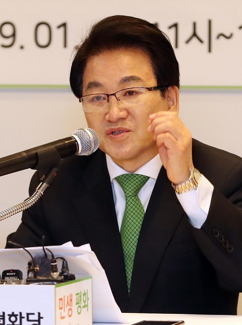 민주평화당 정동영 대표가 16일 오전 서울 여의도의 한 식당에서 열린 신년 기자회견에서 질문에 답하고 있다. 연합뉴스