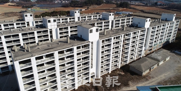 16일 김제시 하동1길 79번지에 대규모 공동주택 개발지역이 자금 부족 문제로 공사가 중단돼 을씨년스러운 분위기를 풍기고 있다. 이곳은 2005년 공사가 중단돼 15년 동안 방치되고 있다. 조현욱 기자