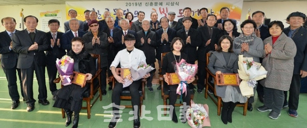 '2019 전북 신춘문예 시상식'이 열린 16일 전북일보사에서 한경선(시), 권준섭(소설), 이진숙(수필), 김영숙(동화) 당선자(앞줄 왼쪽부터)와 문학계 인사 등 참석자들이 기념촬영을 하고 있다. 박형민 기자