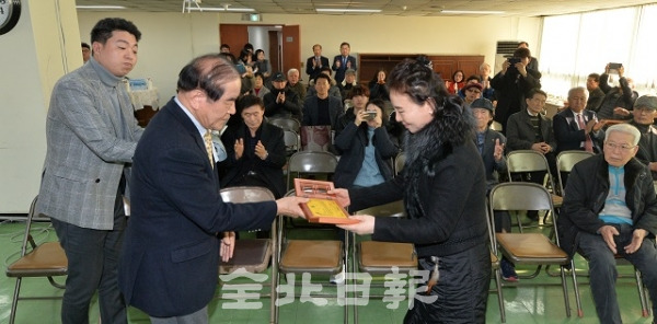 '2019 전북 신춘문예 시상식'이 열린 16일 전북일보사에서 윤석정 사장이 당선자에게 시상하고 있다. 박형민 기자
