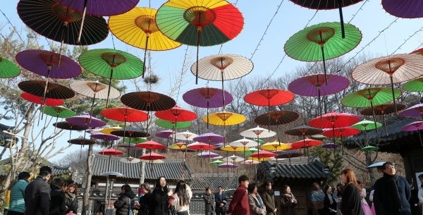 전주공예품전시관 입구, 윤규상 우산장이 제작한 지우산 100여 개로 설치한 파빌리온.