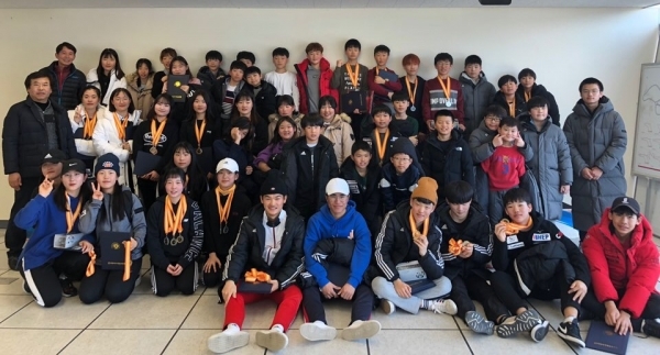 17일 막을 내린 제33회 회장컵 전국바이애슬론대회에 종합우승을 차지한 전북선수단이 동계체전 선전을 다짐하며 파이팅을 외치고 있다.