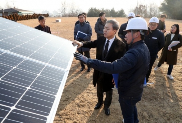 17일 김승수 전주시장이 효자배수지 부지에 조성되는 시민햇빛발전소 공사 현장에서 관계자들로부터 사업 계획을 듣고 있다. /사진 제공= 전주시