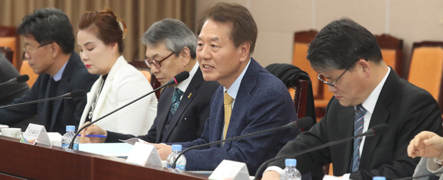 전북 미래 발전의 초석을 마련하기 위한 대도약 정책의제 논의를 위해 민, 관 전문가들이 참여하는 ‘전북대도약 정책협의체’ 2차 회의가 17일 도청 종합상황실에서 열린 가운데 이형규 민간위원장이 신규위원 위촉 및 회의를 주재하고 있다. /사진제공 = 전북도