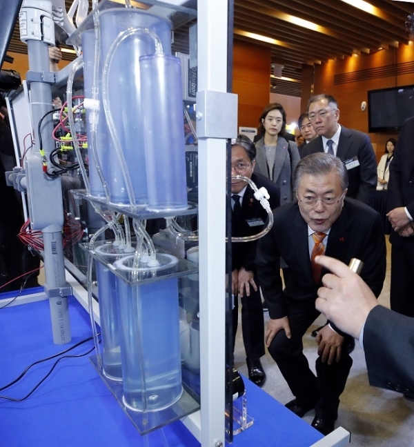 문재인 대통령이 17일 오전 울산시청 대회의실에서 열린 '수소 경제와 미래 에너지, 울산에서 시작됩니다' 행사에 참석하기에 앞서 수소 활용 전시장을 둘러보고 있다. 문 대통령이 수소 경제 벨류 체인 및 친환경 수소생산 부스에서 구영모 수소융합얼라이언스 기술개발실장의 설명을 듣고 있다. /연합뉴스