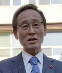 공직선거법 위반 혐의로 기소된 송하진 전북지사가 18일 전주지법에 열린 1심 선고공판에서 무죄를 선고받고서 취재진과 인터뷰하고 있다. /연합뉴스