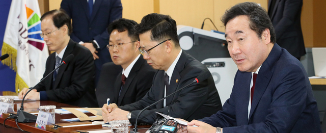 이낙연 국무총리가 18일 전북 익산시 국가식품클러스터지원센터를 찾아 관계자들에게 인사말하고 있다. /연합뉴스