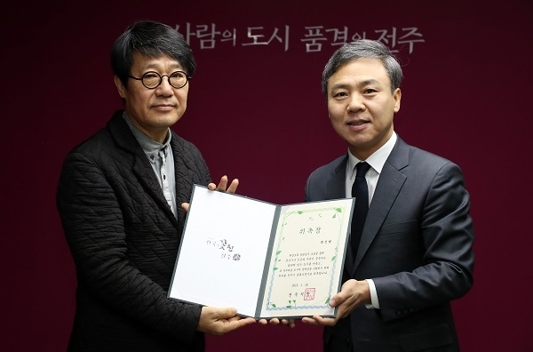 지난 18일 전주시장실에서 김승수 시장이 최신현 전주시 총괄조경가와 함께 포즈를 취하고 있다. 사진 제공= 전주시