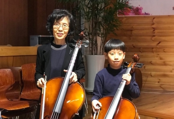 이날 무대에 오른 단원 중 최고령 최현숙 씨(왼쪽)와 최연소 조유찬 군. 둘은 이 오케스트라에서 같은 첼로파트를 맡고 있다.