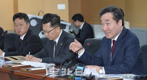 이낙연 국무총리가 18일 익산시 국가식품클러스터 지원센터를 방문해 현황보고를 받고 인사말을 하고 있다. 박형민 기자