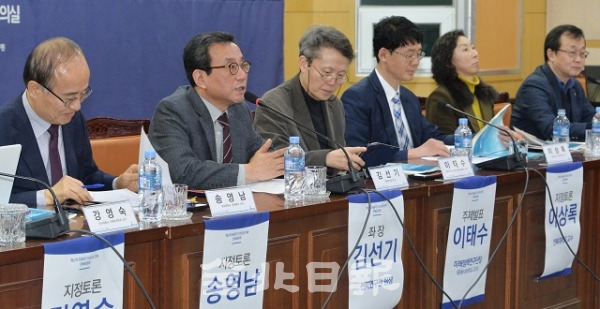 전북도와 대통령직속 정책기획위원회가 주최한 '혁신적 포용국가 비전과 전략' 전북토론회가 열린 21일 도청 중회의실에서 지정토론에 참석한 패널들이 사회복지와 고용 등 포용국가로 나아가기 위한 다양한 의견을 나누고 있다. 박형민 기자