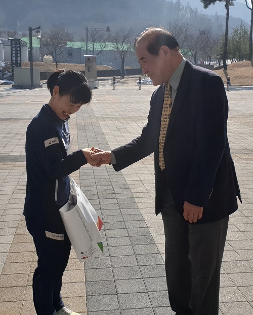 본보 윤석정 사장이 전민재 선수에게 금일봉과 기념품을 전달하고 있다.