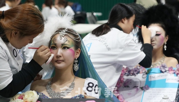 22일 2019 코리아 헤어 디자인 아트페어가 우석대학교에서 열린 가운데 패션 메이크업 부분 참가자들이 열띤 기량을 펼치고 있다. 조현욱 기자