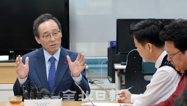 22일 전북도청 기자실에서 송하진 도지사가 새만금 국제공항 예타면제 진행 상황 등 도정현안에 대해 이야기 하고 있다. 박형민 기자