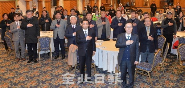 2019전북일보배 전국 스키ㆍ스노보드대회 개회식이 열린 22일 무주덕유산리조트 티롤호텔에서 서창훈 전북일보 회장과 김송일 행정부지사, 최형원 도체육회사무처장, 황인홍 무주군수, 한용성 전북스키협회회장 등 내빈들이 국민의례를 하고 있다.  박형민 기자