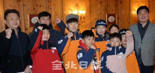 22일 무주덕유산리조트 티롤호텔에서 최형원 도체육회 사무처장이 2019 전북일보배 전국 스키ㆍ스노보드대회에 참가한 전국동계체육대회 스노보드 선수들에게 격려금을 전달하고 기념촬영을 하고 있다. 박형민 기자