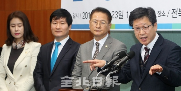 더불어민주당 전북도당 신년기자회견이 전북도의회에서 열린 23일 안호영 전북도당위원장과 당직자들이 기자회견문을 낭독하고 기자들의 질의에 답변하고 있다. 조현욱 기자