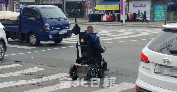 지난 20일 전주시 평화동 한 삼거리에서 전동휠체어를 탄 운전자가 도로 주행을 하던 중 교통사고가 발생할 뻔한 상황이 목격되었다. 엄승현 수습기자