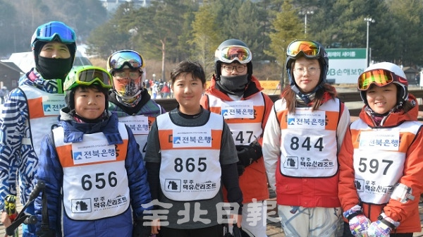 단체 최다 참가팀인 박성범씨(사진 왼쪽) 가족과 참가 일행들. 박형민 기자