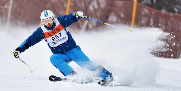 2019전북일보배 스키ㆍ스노보드대회 경기 첫날인 23일 무주덕유산리조트 파노라마 슬로프에서 참가선수가 눈보라를 일으키며 질주하고 있다. 박형민 기자