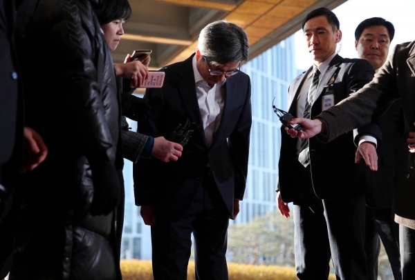 사법행정권 남용 의혹의 최종 책임자로 지목된 양승태 전 대법원장이 구속된 24일 오전 김명수 대법원장이 서울 서초구 대법원으로 출근하며 '사법행정권 남용 의혹' 사태에 대해 사과하고 있다. /연합뉴스