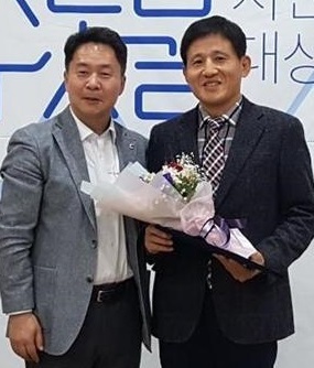 K-water 정읍권지사 박용길 차장(오른쪽)이 수돗물시민대상 우수상을 수상한 후 기념촬영을 하고 있다.