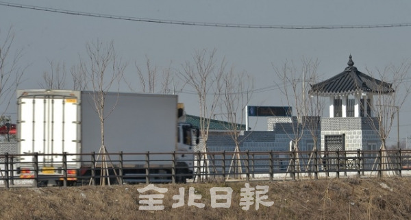 전주 항공대대가 도도동으로 이전 작업을 진행중인 24일 짐을 싫은 차량들이 항공대대로 들어서고 있다. 박형민 기자