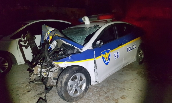 25일 전북 익산시 여산면에서 신고를 받고 출동하다 신고 차량과 정면 충돌한 여산파출소 소속 순찰차. 이 사고로 조수석에 타고 있던 박모(58) 경위가 숨졌다. 2019.1.26 [전북지방경찰청 제공]