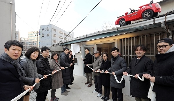 지난 23일 전주 서노송동에서 열린 물결서사 현판식에서 참석자들이 기념촬영을 하고 있다. 사진제공= 전주시