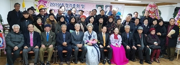 지난 26일 전북문학관에서 열린 ‘제30회 전북문학상’ 시상식에서 수상자와 참석자들이 기념촬영을 하고 있다.