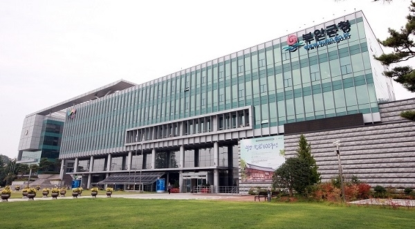 부안군청사 전경.