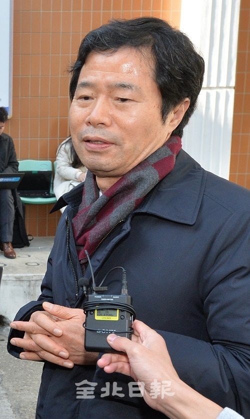 김승환 도교육감이 25일 전주지방법원에서 지방교육자치에 관한 법률 위반으로 열린 1심 선고공판 후 기자들의 질문에 답하고 있다. 박형민 기자