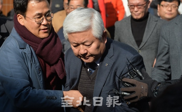 25일 공직선거법 위반 혐의에 대한 1심 선거공판에서 벌금 200만원을 선고받은 황인홍 무주군수가 입을 굳게 다문 채 법원을 나서고 있다. 박형민 기자