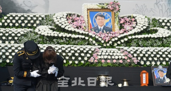 현장에 출동하던 길에 교통사고로 순직한 고 박권서 경감의 영결식이 열린 28일 익산경찰서에서 유가족이 오열하고 있다. 박형민 기자