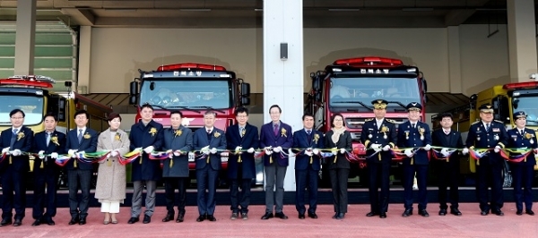 완주소방서 개서식이 열린 28일 송하진 도지사를 비롯한 송성환 전북도의회 의장, 국주영은 행정자치위원장, 마재윤 소방본부장, 박성일 완주군수, 안호영 국회의원, 유관기관장과 의용소방대장 등 관계자들이 테이프커팅식을 하고 있다. 사진제공= 전북도