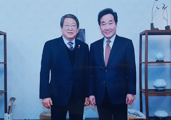 박병술 전주시의회 의장이 29일 이낙연 국무총리를 만나 전주 특례시 지정을 건의했다. 사진제공= 전주시의회