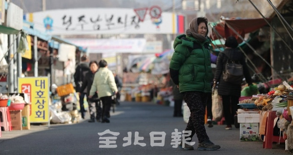 설 연휴를 8일 앞둔 29일 전주 남부시장이 대형마트와는 반대로 손님들의 발이 끊겨 한산한 모습을 보이고 있다. 조현욱 기자