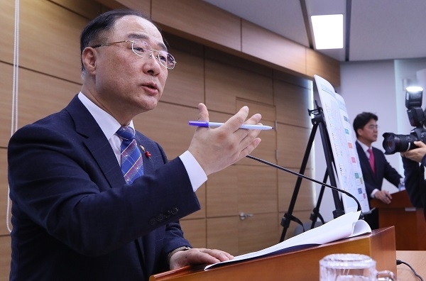 홍남기 경제부총리 겸 기획재정부 장관이 29일 세종시 정부세종청사 기획재정부에서 예비타당성조사 면제 대상을 발표한 뒤 취재진의 질문에 답하고 있다. 연합뉴스